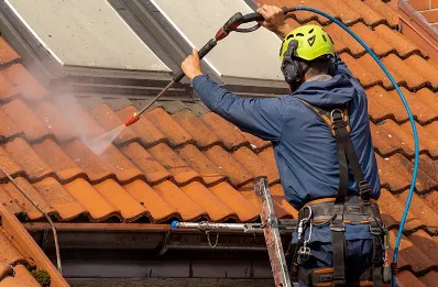 Démoussage et hydrofuge de toiture à Giroux